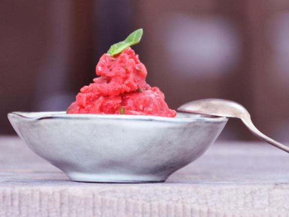 Erdbeer-Basilikum-Champagner-Eis   „Sylter Art“