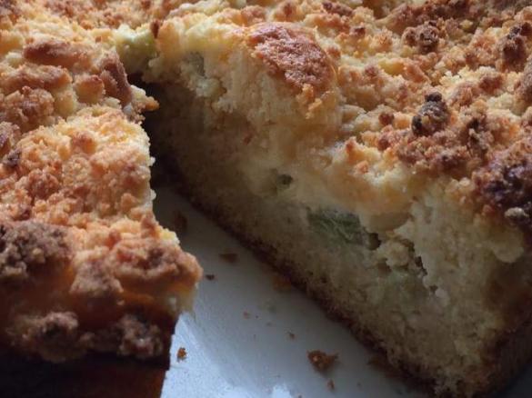 Rhabarberkuchen m. Schmandcreme u. Marzipanstreusel