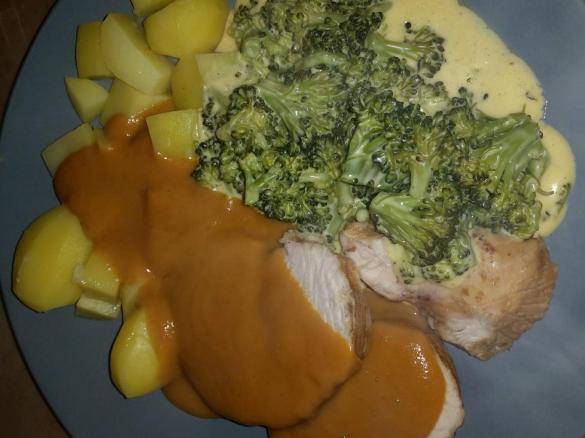 Variation von all-in-one.... - Putenbraten mit Kartoffeln und Broccoli mit Sauce Hollandaise