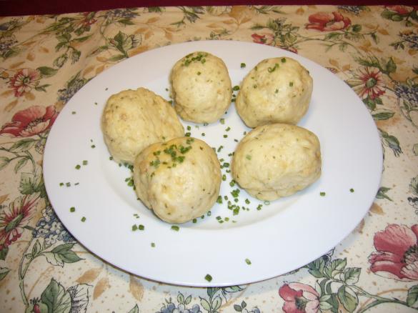 Hefeknödel mit Weckenwürfel