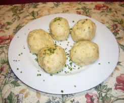 Hefeknödel mit Weckenwürfel