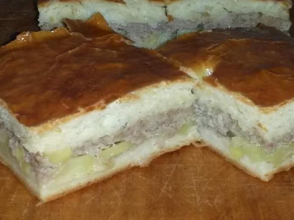 Russische Pirog mit Kartoffeln und Hackfleisch