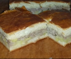 Russische Pirog mit Kartoffeln und Hackfleisch