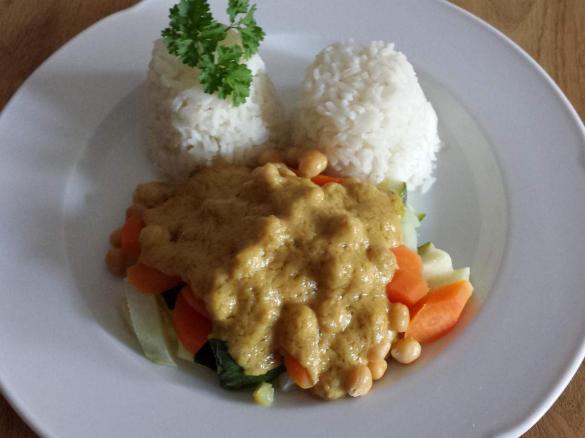 Gemüse mit Kichererbsen, Reis und Erdnußsoße (vegan)