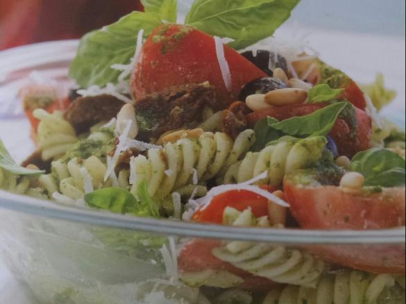 Nudelsalat mit Basilikum-Vinaigrette