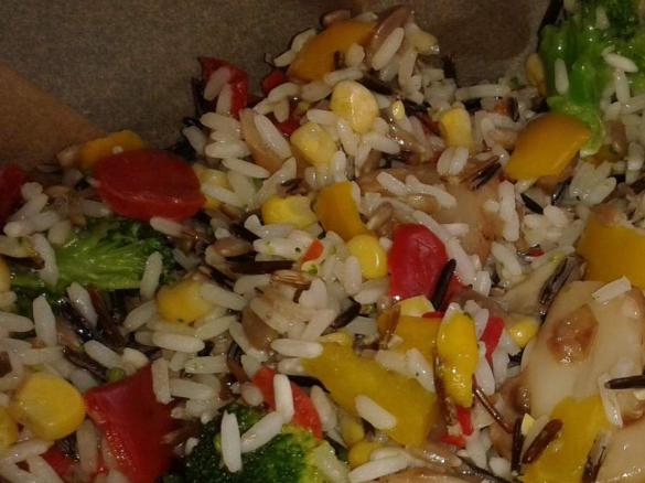 Blätterteigsäckchen mit Gemüsemix-Wildreis-Füllung und Kräutersoße