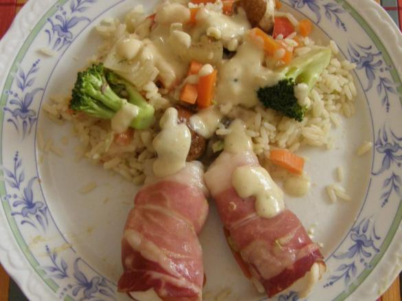 Hähnchenfilet im Schinkenmantel mit Gemüse und Reis (m. orig.) 