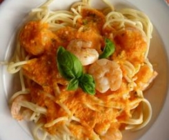 Variation von Spaghetti mit Paprikasoße und Garnelen