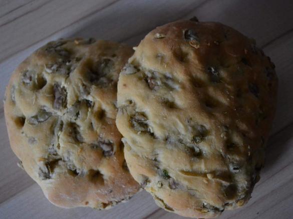 Oliven Kräuter Focaccia (kleine Brote)