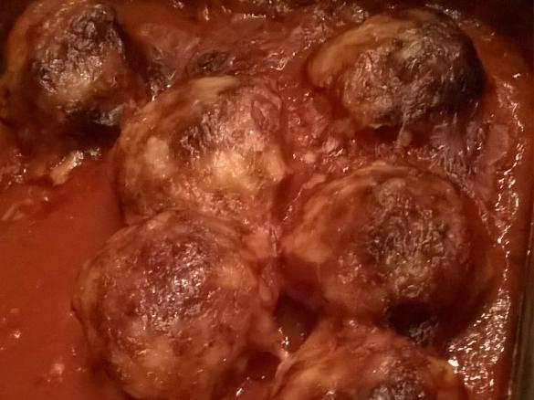 Hackbällchen in Tomatensoße überbacken