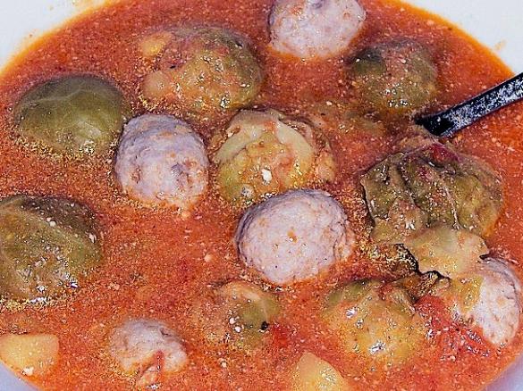 Rosenkohlsuppe mit Bratwurstklößchen