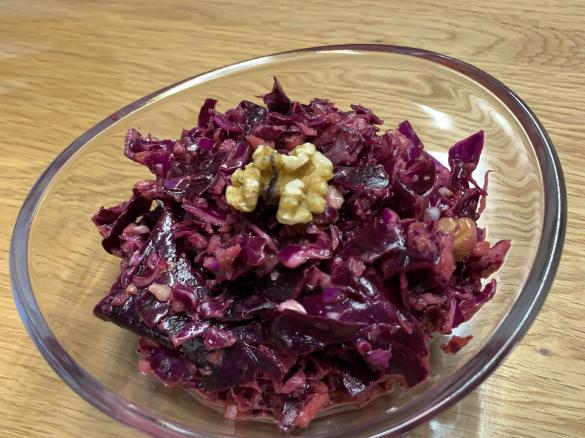 Rotkohlsalat mit Apfel und Walnüssen