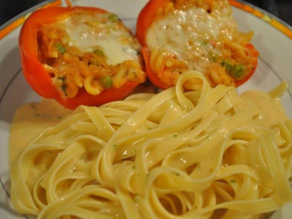 Paprika mit Nudel-Mozarella-Füllung (All-in-One)