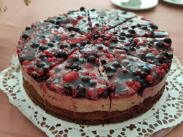 Mousse ou Chocolate Torte mit  Roten Beeren