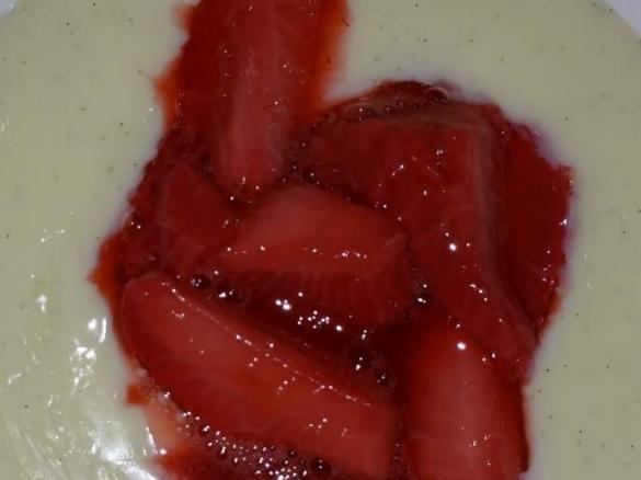 Vanillepudding mit karamellisierten Erdbeeren