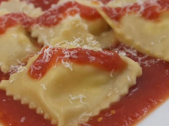 Frische Ravioli mit Lachs auf Paprikasauce