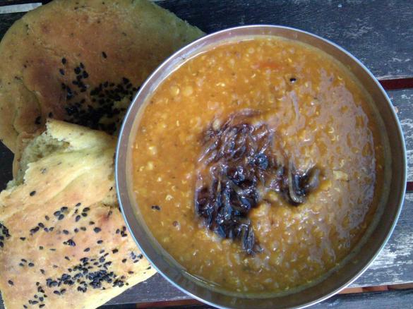 Musoor Daal, indische rote Linsen mit geschmorten Zweibeln