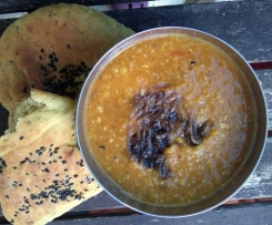 Musoor Daal, indische rote Linsen mit geschmorten Zweibeln