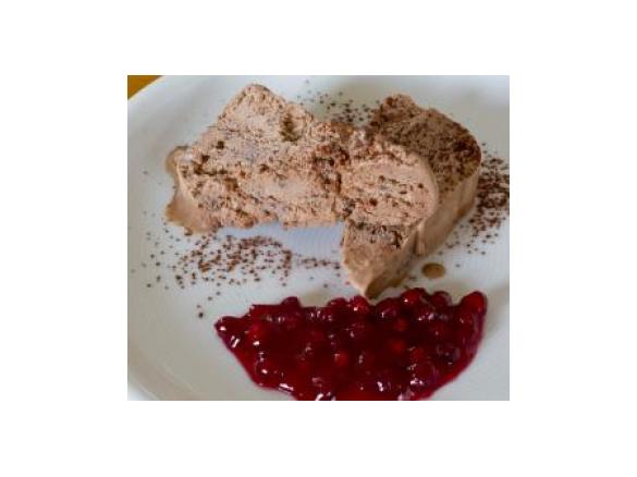 Pumpernickelparfait mit Preiselbeersauce