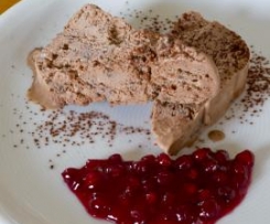 Pumpernickelparfait mit Preiselbeersauce