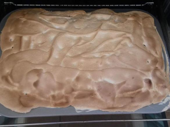 Rhababer-Baiser-Kuchen 