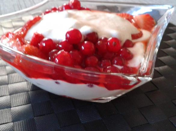 Rote Beeren an Baileyscreme