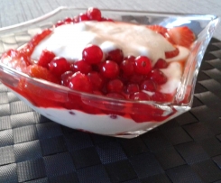 Rote Beeren an Baileyscreme