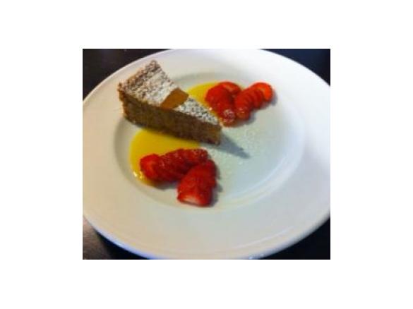 Tim's Mandelkuchen mit Orangensoße und Erdbeeren