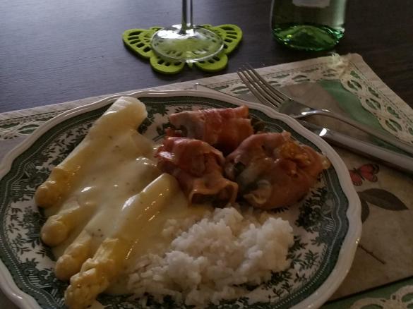 Saltimbocca an Spargel mit Risotto und Kräuterkäsesosse