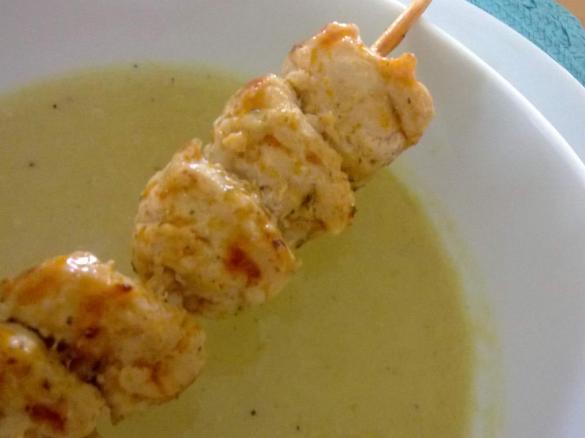Spinat-Suppe mit Curry, Kokosmilch und Hähnchen-Spieß