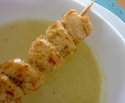 Spinat-Suppe mit Curry, Kokosmilch und Hähnchen-Spieß