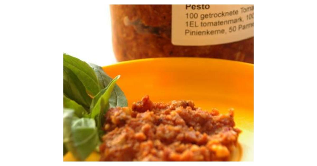 Tomatenpesto aus eigener Tomatenernte von margit und hartwig. Ein ... Tomatenpesto aus eigener Tomatenernte von margit und hartwig. Ein ...