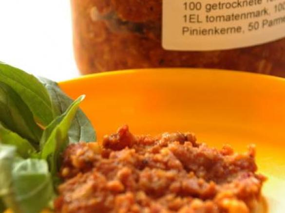 Tomatenpesto aus eigener Tomatenernte
