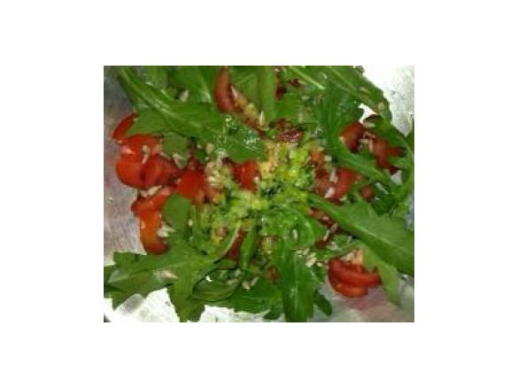 Rucola-Tomaten-Salat mit Sonnenblumenkernen