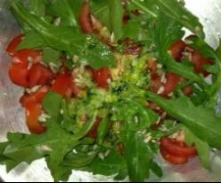 Rucola-Tomaten-Salat mit Sonnenblumenkernen