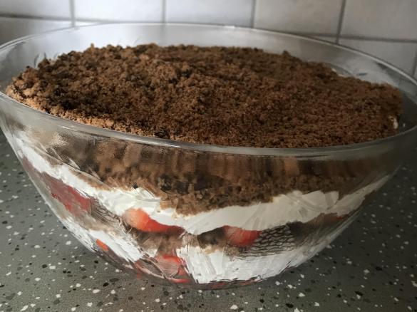 Schichtdessert mit Erdbeeren