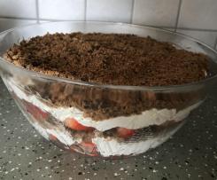 Schichtdessert mit Erdbeeren