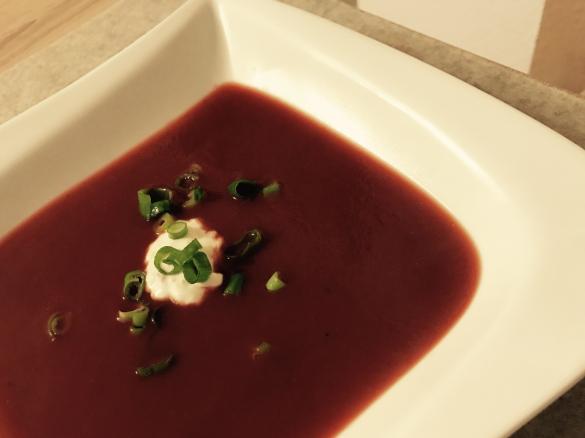 Rote Beete-Suppe mit Knoblauch-Ingwer-Crème