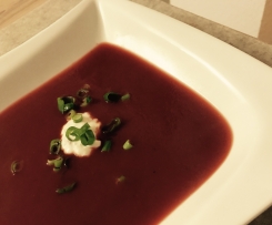 Rote Beete-Suppe mit Knoblauch-Ingwer-Crème