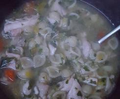 Hühnersuppe mit Gemüse und Suppennudeln