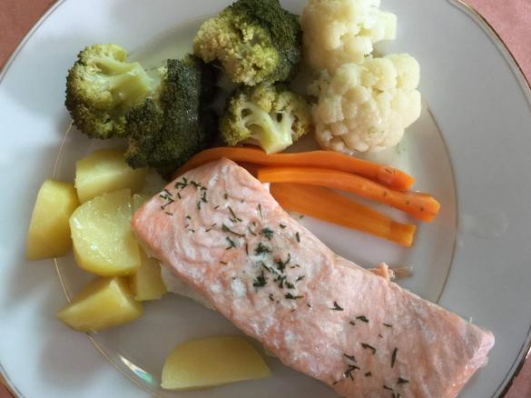 Lachs mit Dillsauce und Gemüse