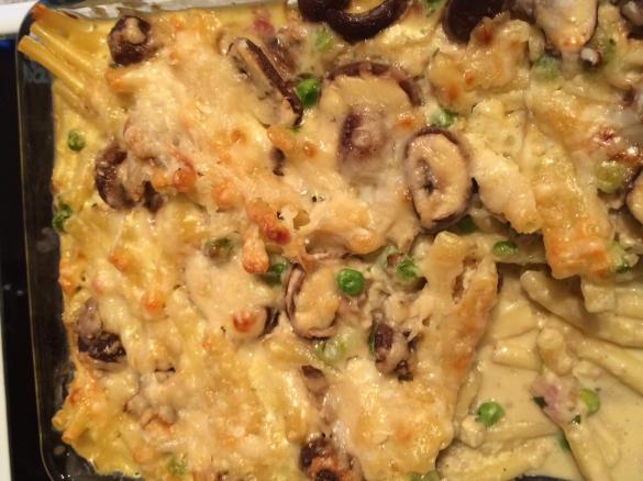 Nudelauflauf mit Champignon-Schinken-Erbsen-Sahnesauce