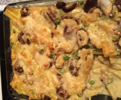 Nudelauflauf mit Champignon-Schinken-Erbsen-Sahnesauce