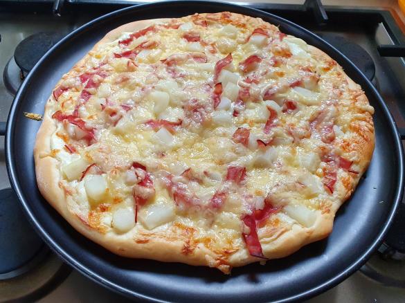 Pizza Bianca mit Spargel und gekochtem Schinken