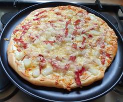 Pizza Bianca mit Spargel und gekochtem Schinken