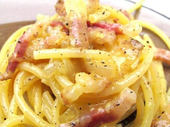 Spaghetti alla Carbonara mit Sahne und Ei 