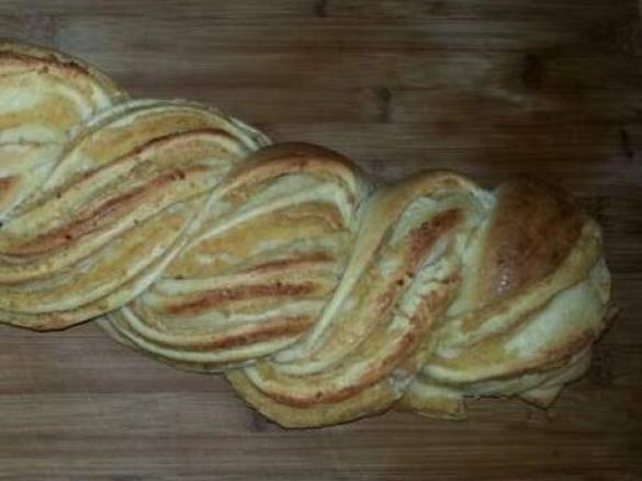 Beschwipster Hefezopf mit Aprikosen-Marzipan-Füllung