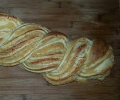 Beschwipster Hefezopf mit Aprikosen-Marzipan-Füllung