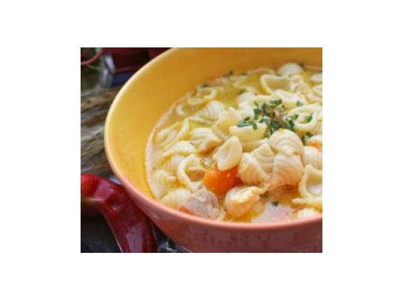 Hausgemachte Hühnersuppe mit Nudeln