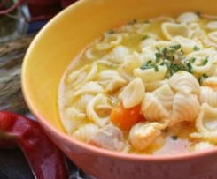 Hausgemachte Hühnersuppe mit Nudeln